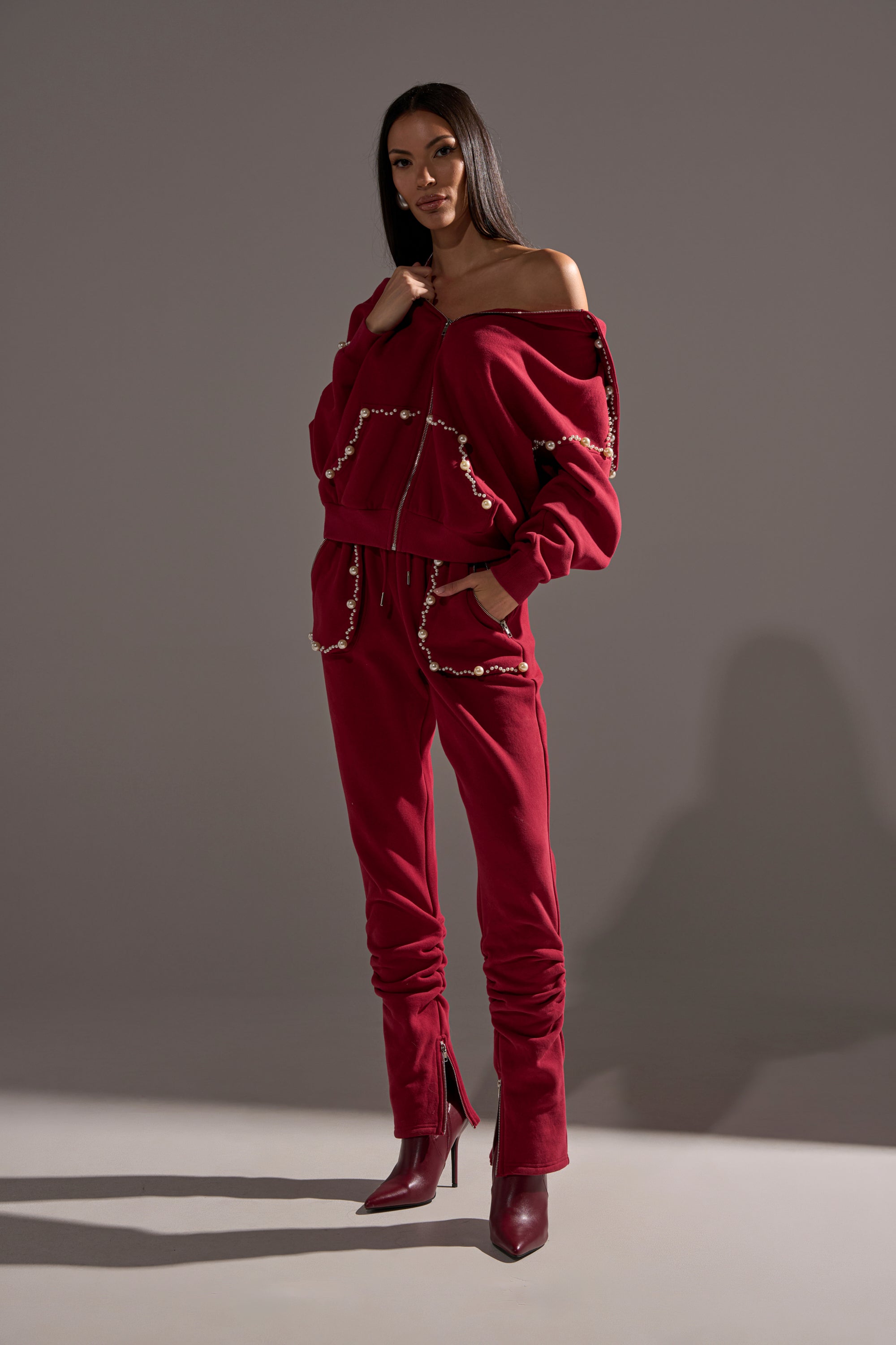COZY HOLIDAY PEARL JOGGER IN BURGUNDY