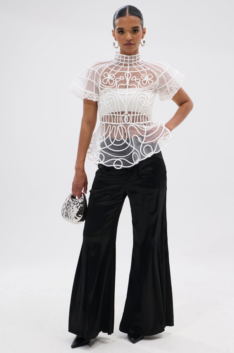 DOLL FACE SHORT SLEEVE STRUCTURED BLOUSE