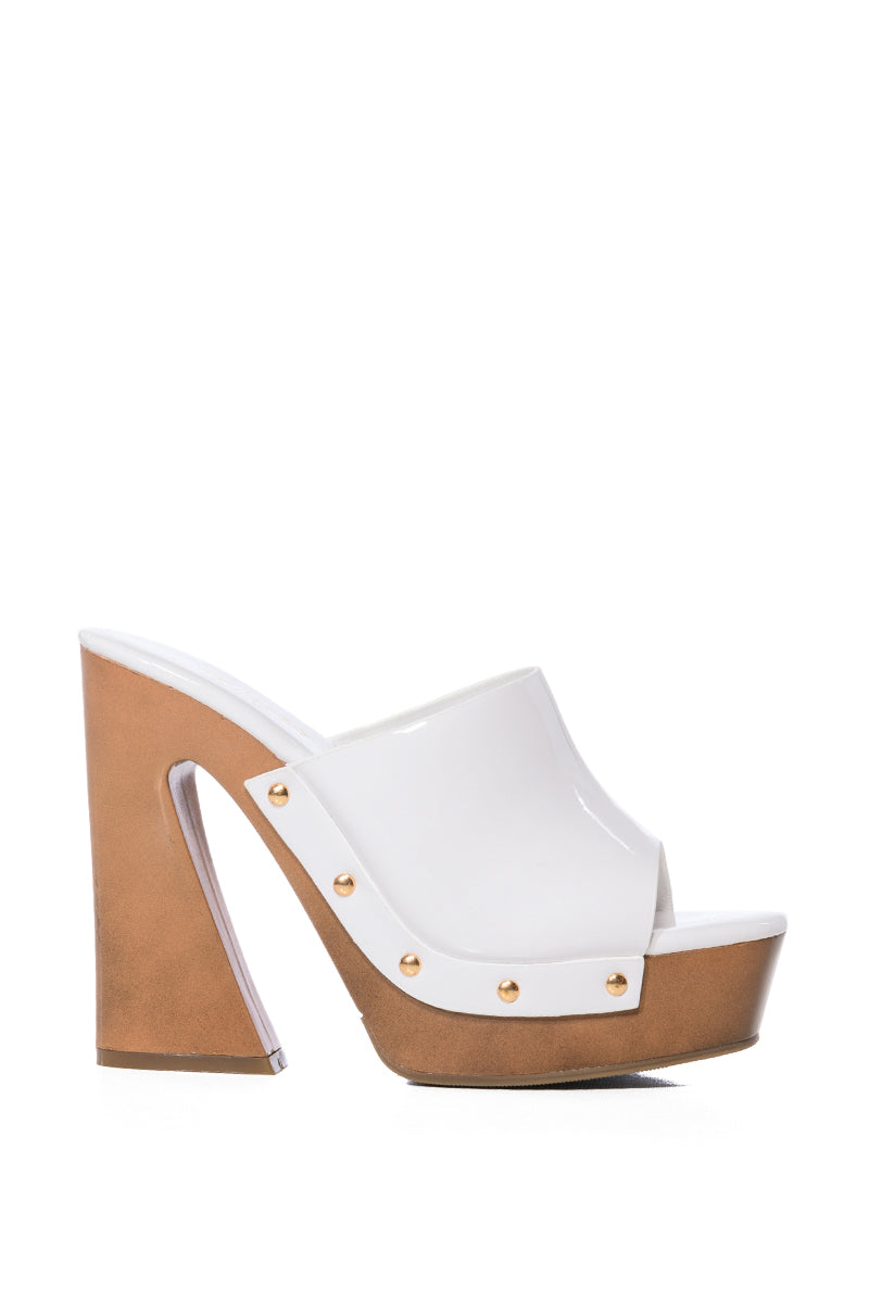 AMANDA SLIP ON PATENT SANDAL IN WHITE